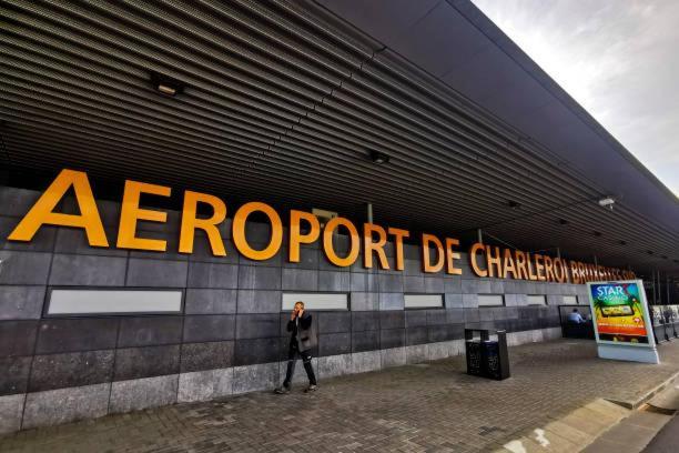 Station 64 A4 Charleroi-Airport Apartment Luaran gambar