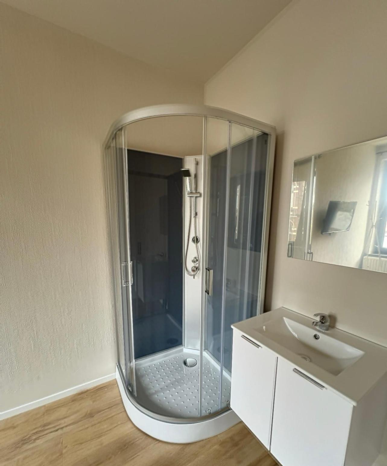 Station 64 A4 Charleroi-Airport Apartment Luaran gambar